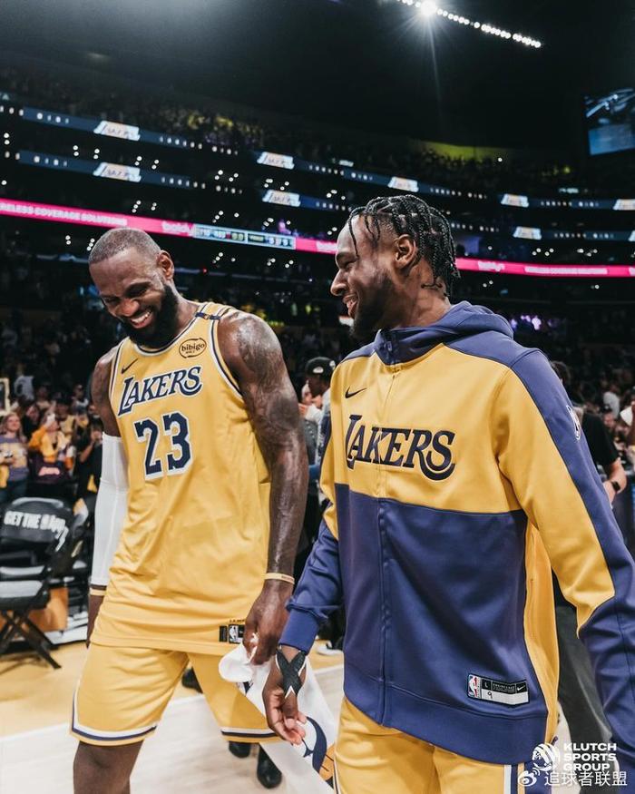 詹皇连续晒照庆祝父子同台:曝光更多幕后合影 库里塔图姆点赞祝贺-詹是什么拼音