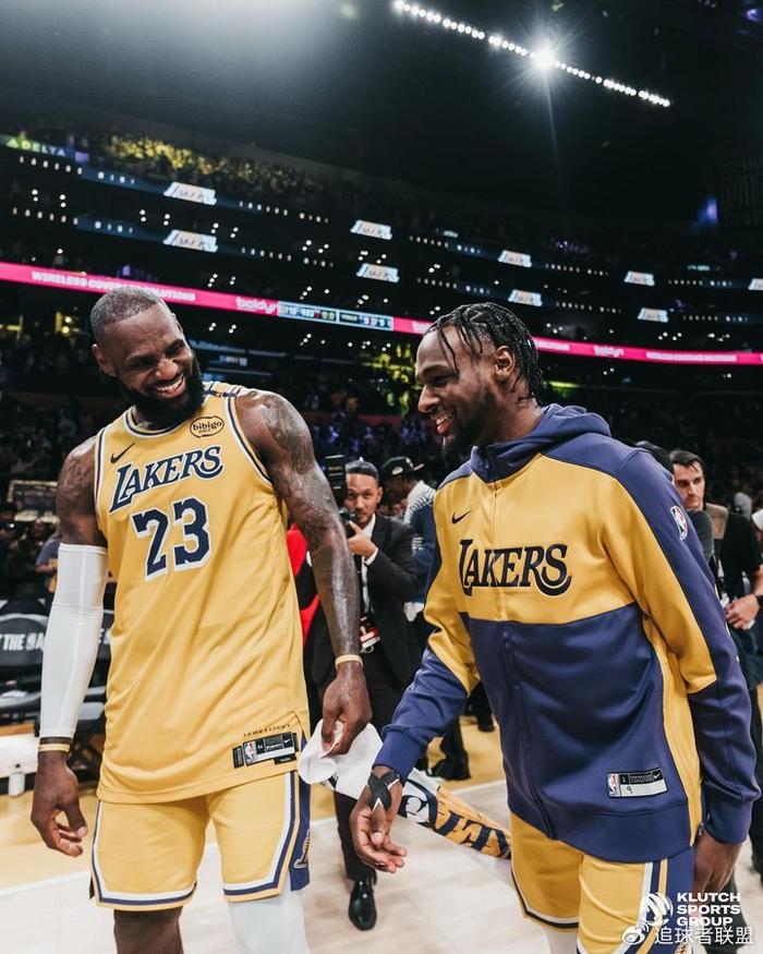 詹皇连续晒照庆祝父子同台:曝光更多幕后合影 库里塔图姆点赞祝贺-詹是什么拼音