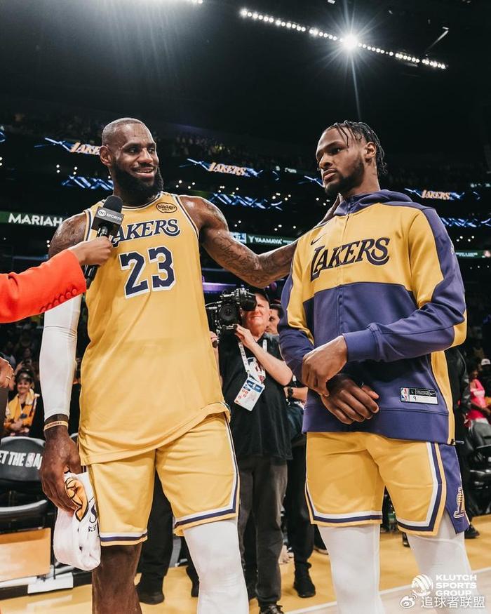 詹皇连续晒照庆祝父子同台:曝光更多幕后合影 库里塔图姆点赞祝贺-詹是什么拼音