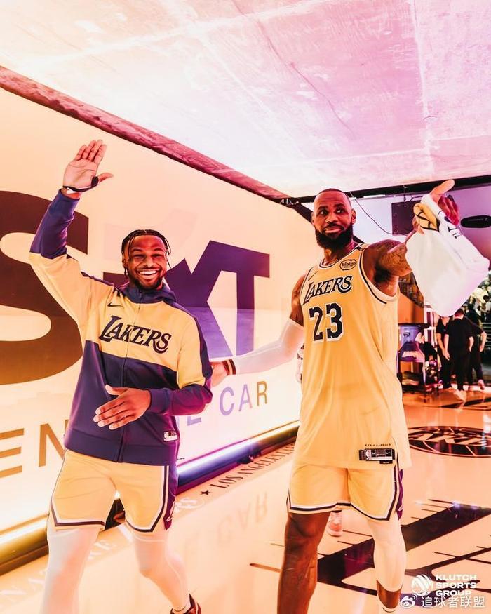 詹皇连续晒照庆祝父子同台:曝光更多幕后合影 库里塔图姆点赞祝贺-詹是什么拼音