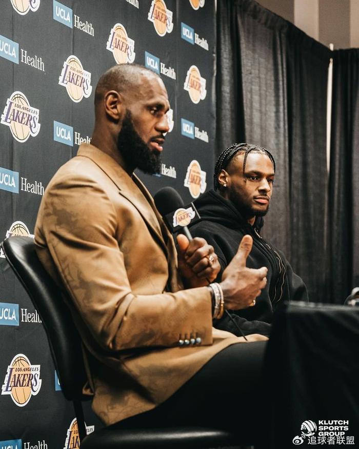 詹皇连续晒照庆祝父子同台:曝光更多幕后合影 库里塔图姆点赞祝贺-詹是什么拼音