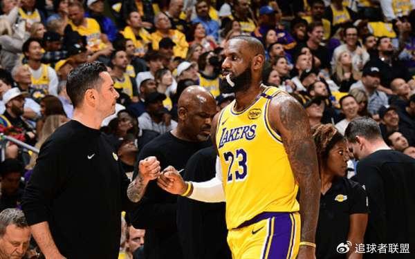 詹皇连续晒照庆祝父子同台:曝光更多幕后合影 库里塔图姆点赞祝贺-詹是什么拼音