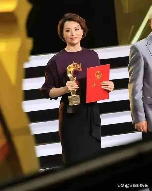 董卿再上热搜!但已不是主持人!-董卿怎么不主持了2020