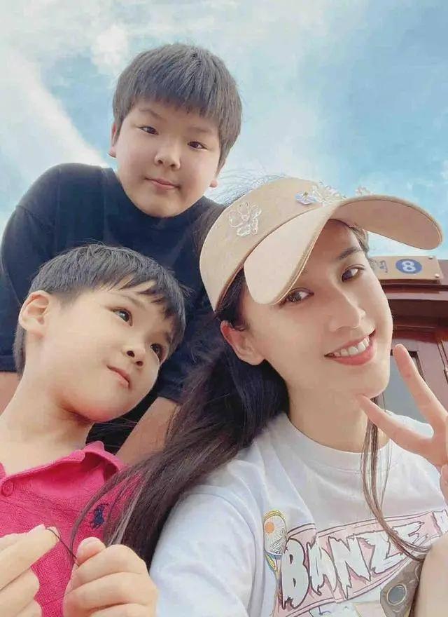 黄圣依开始买房,去名校读书,她终于采取行动,选择和杨子对抗了-黄圣依道歉