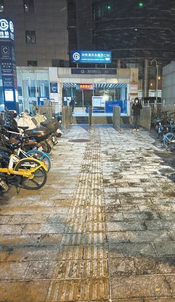 北京下雪了!飘雪昨夜为何忽至? 气象部门回应-网传北京下雪