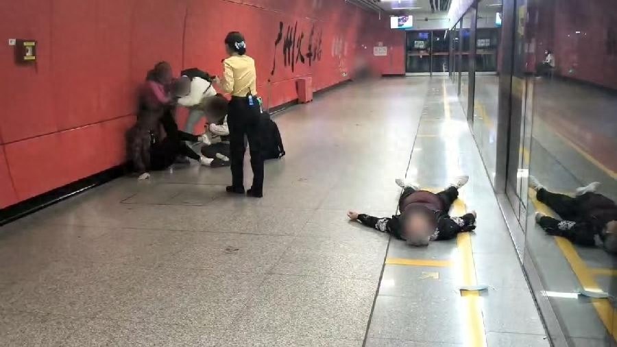 广州地铁5人发生肢体冲突,警方已介入-广州地铁大哭