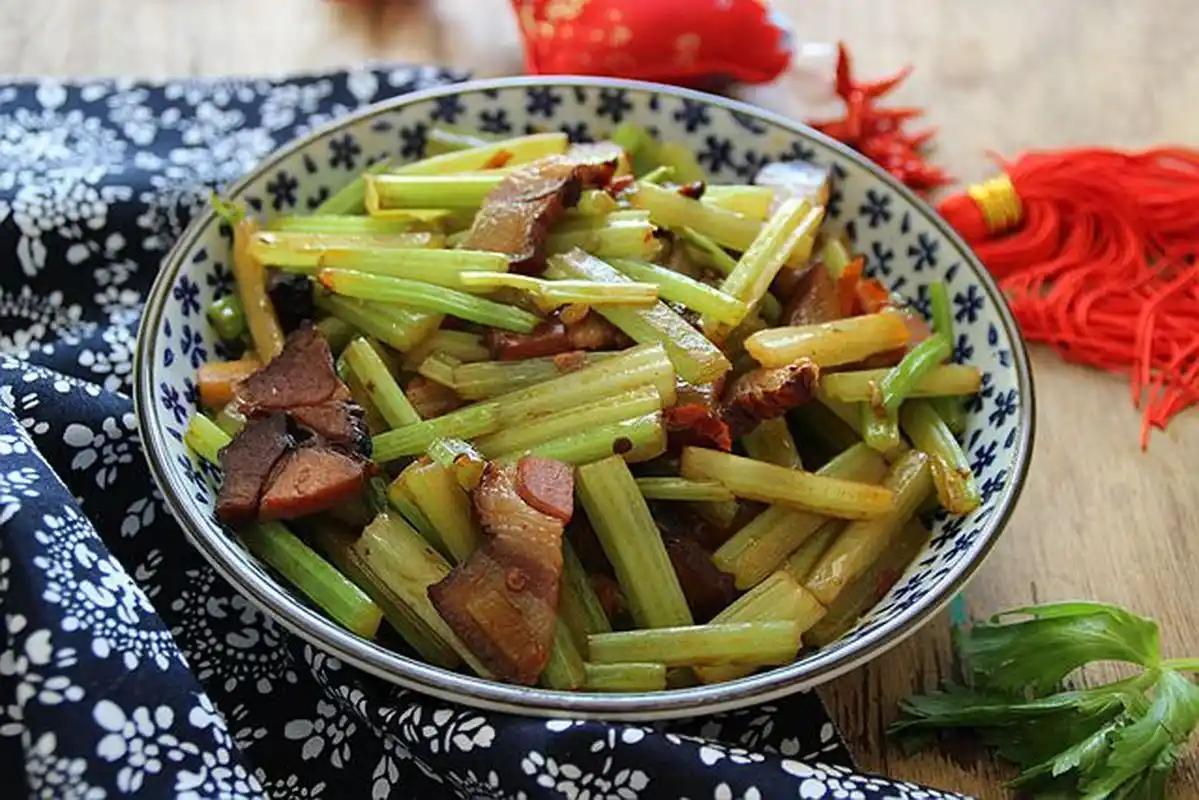 芹菜是肝炎的“克星”?医生建议:肝炎患者多吃3物,肝会感激你-肝炎可以吃什么蔬菜