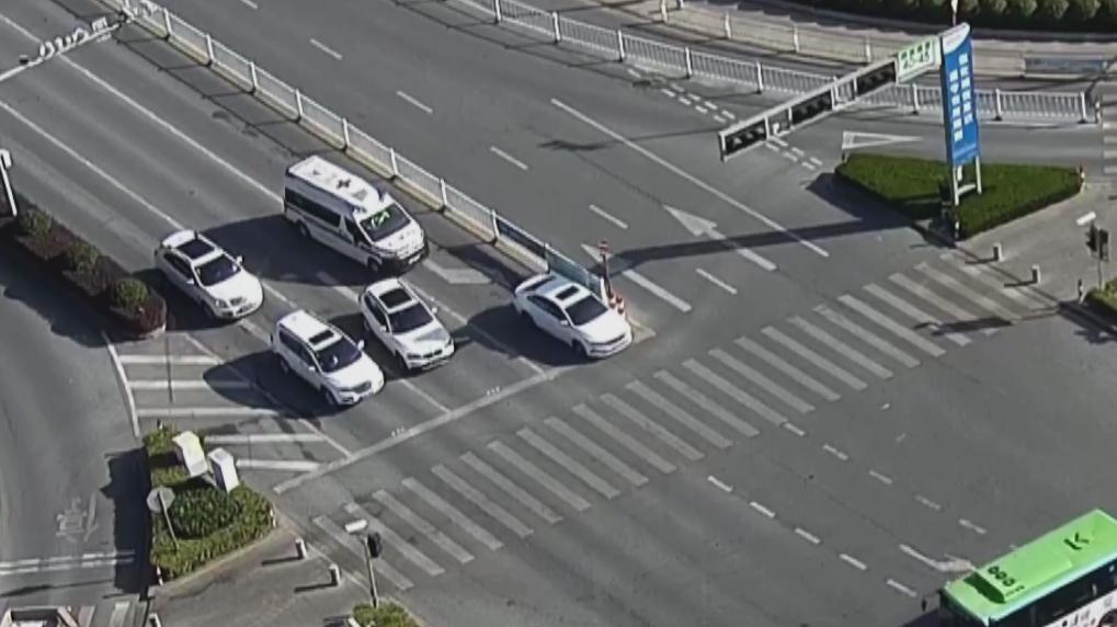 你的样子|120急救车遇交通拥堵,三辆私家车用10秒让出“生命通道”-120车急救视频