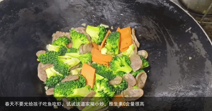 春天不要光给孩子吃鱼吃虾，试试这道家常小炒，维生素C含量很高