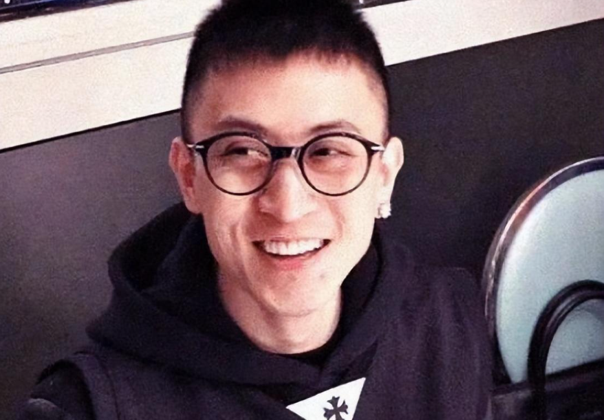 比王思聪还有钱的“沪上皇”秦奋，生活中是个怎样的人？(沪上皇秦奋几几年生)