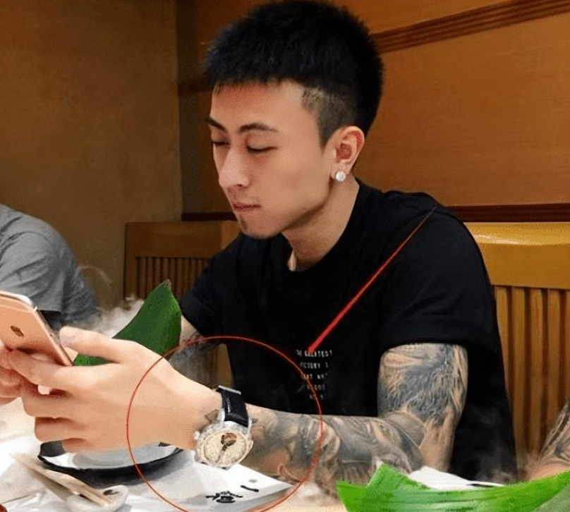 比王思聪还有钱的“沪上皇”秦奋，生活中是个怎样的人？(沪上皇秦奋几几年生)