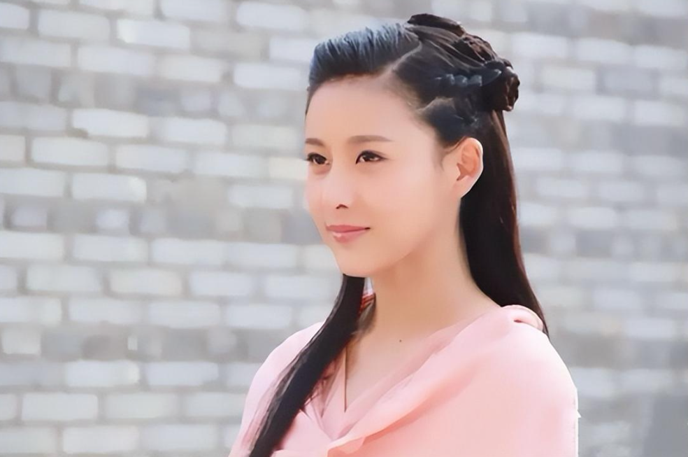 比王思聪还有钱的“沪上皇”秦奋，生活中是个怎样的人？(沪上皇秦奋几几年生)