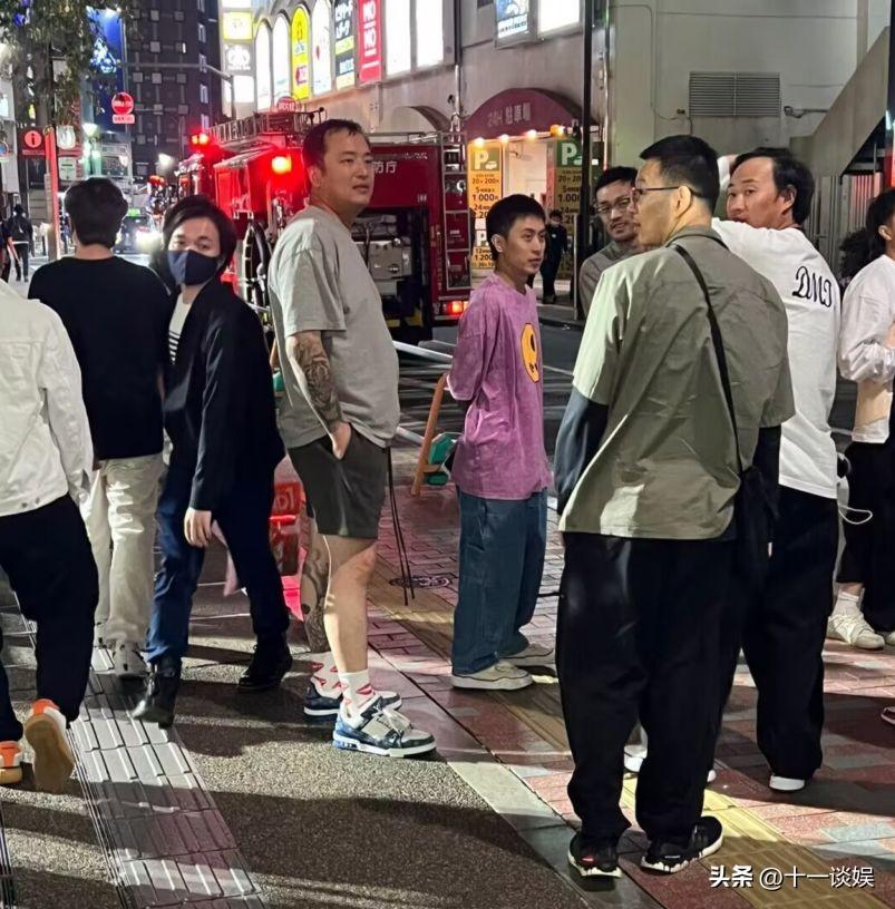 秦奋现身东京街头被偶遇，身材消瘦穿搭时尚，近照酷似郭敬明(秦奋有多大)