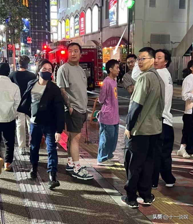 秦奋现身东京街头被偶遇，身材消瘦穿搭时尚，近照酷似郭敬明(秦奋有多大)