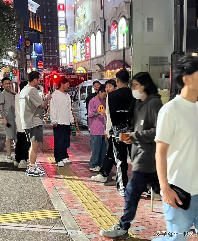 秦奋现身东京街头被偶遇，身材消瘦穿搭时尚，近照酷似郭敬明(秦奋有多大)