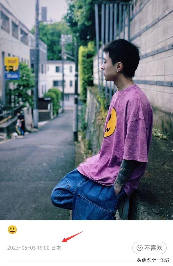 秦奋现身东京街头被偶遇，身材消瘦穿搭时尚，近照酷似郭敬明(秦奋有多大)