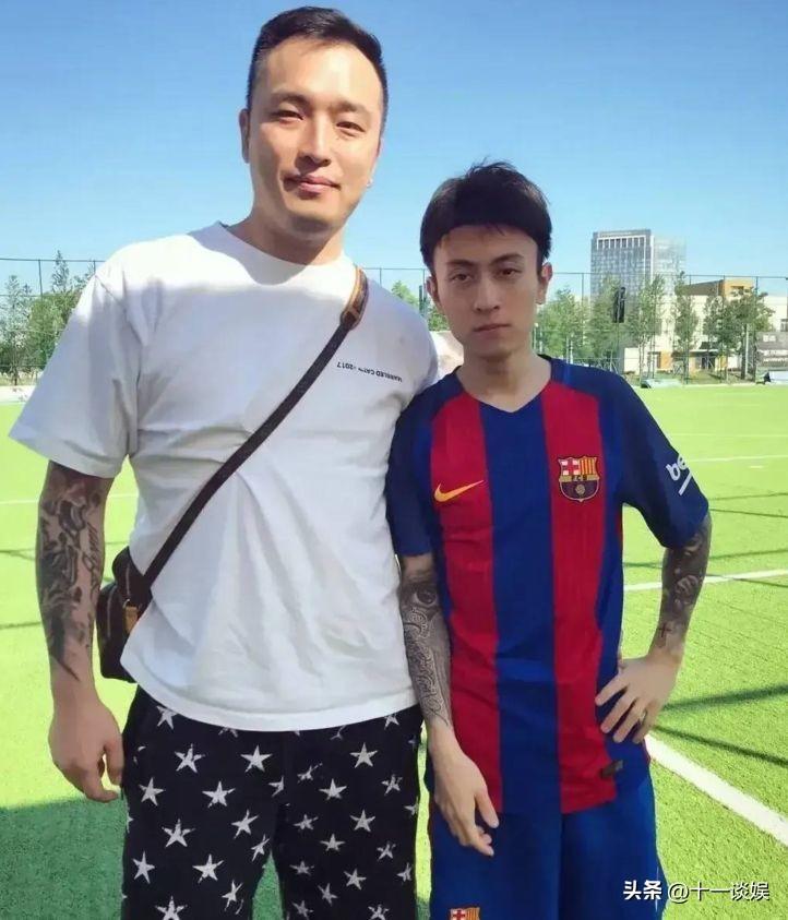 秦奋现身东京街头被偶遇，身材消瘦穿搭时尚，近照酷似郭敬明(秦奋有多大)