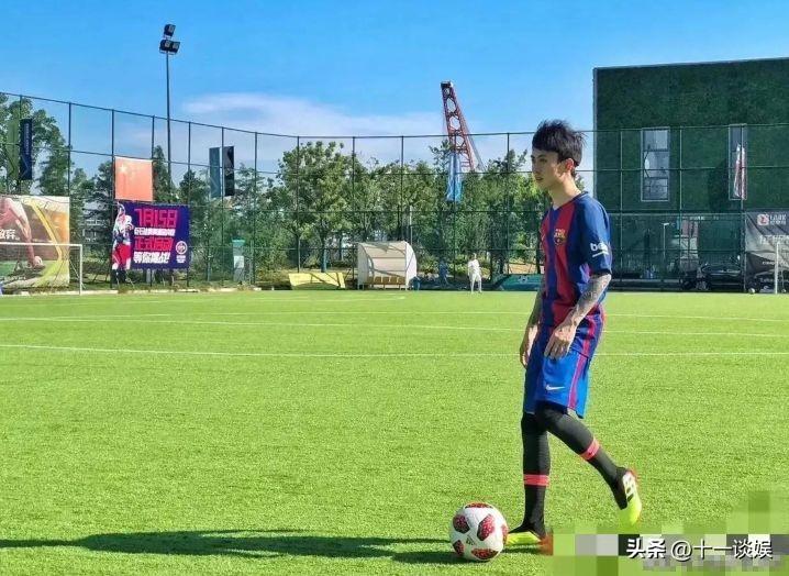 秦奋现身东京街头被偶遇，身材消瘦穿搭时尚，近照酷似郭敬明(秦奋有多大)