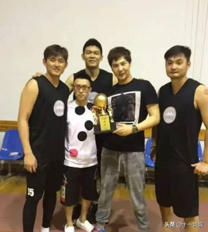 秦奋现身东京街头被偶遇，身材消瘦穿搭时尚，近照酷似郭敬明(秦奋有多大)