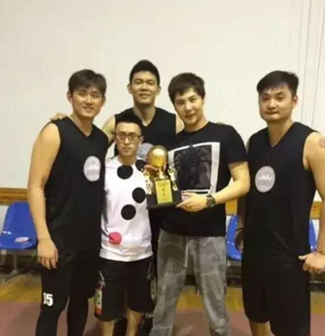 秦奋现身东京街头被偶遇，身高成谜穿搭时尚，近照酷似郭敬明？(秦奋165cm)