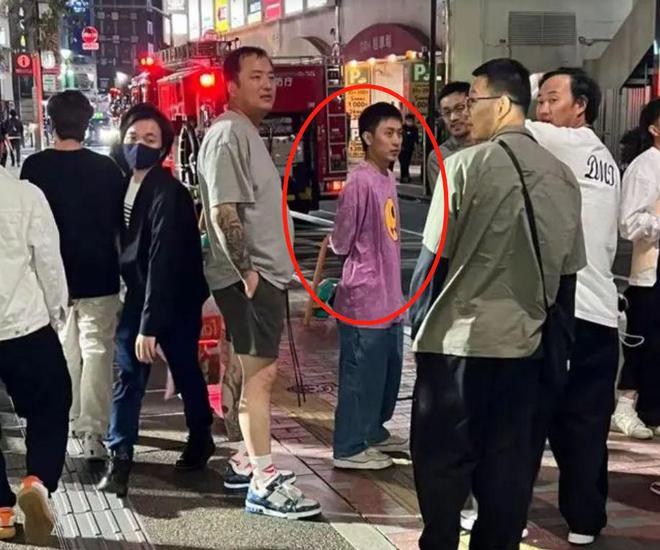 秦奋现身东京街头被偶遇，身高成谜穿搭时尚，近照酷似郭敬明？(秦奋165cm)