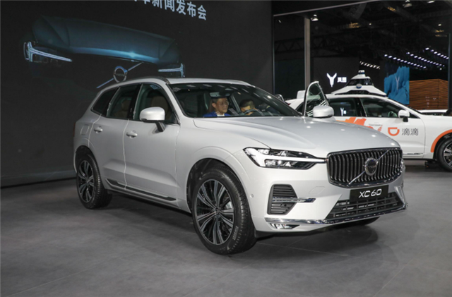 拿优惠换销量？沃尔沃XC60降价小10万，配2.0T+8AT性价比太高了（沃尔沃xc60价格优惠幅度）