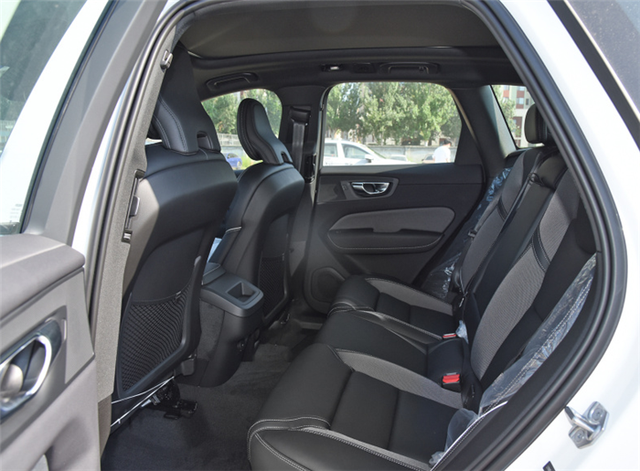 拿优惠换销量？沃尔沃XC60降价小10万，配2.0T+8AT性价比太高了（沃尔沃xc60价格优惠幅度）