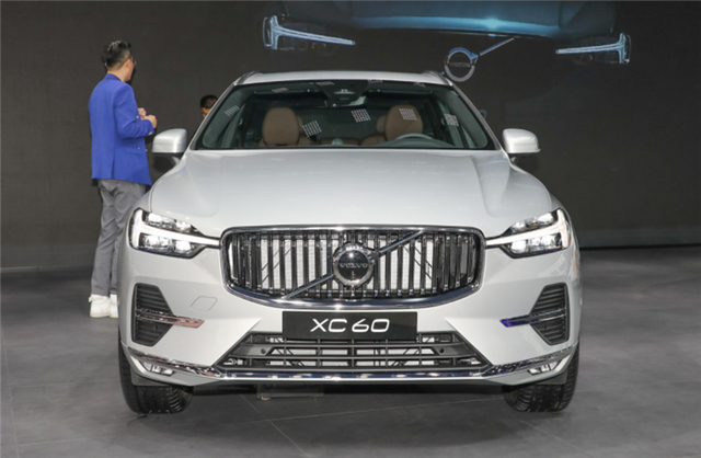 拿优惠换销量？沃尔沃XC60降价小10万，配2.0T+8AT性价比太高了（沃尔沃xc60价格优惠幅度）