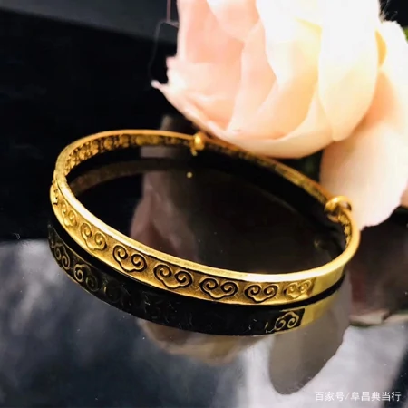 黄金首饰和金条，典当价格都什么样？（金首饰典当和卖哪个更合适）