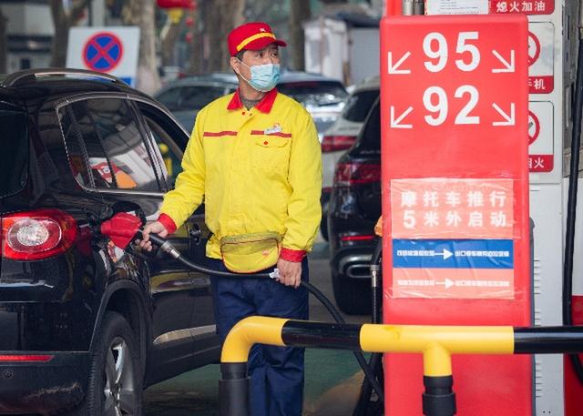 快去把油加满！过了今晚12点一箱要贵几十块！油价今年最大涨幅！（今晚油价涨多少一升）