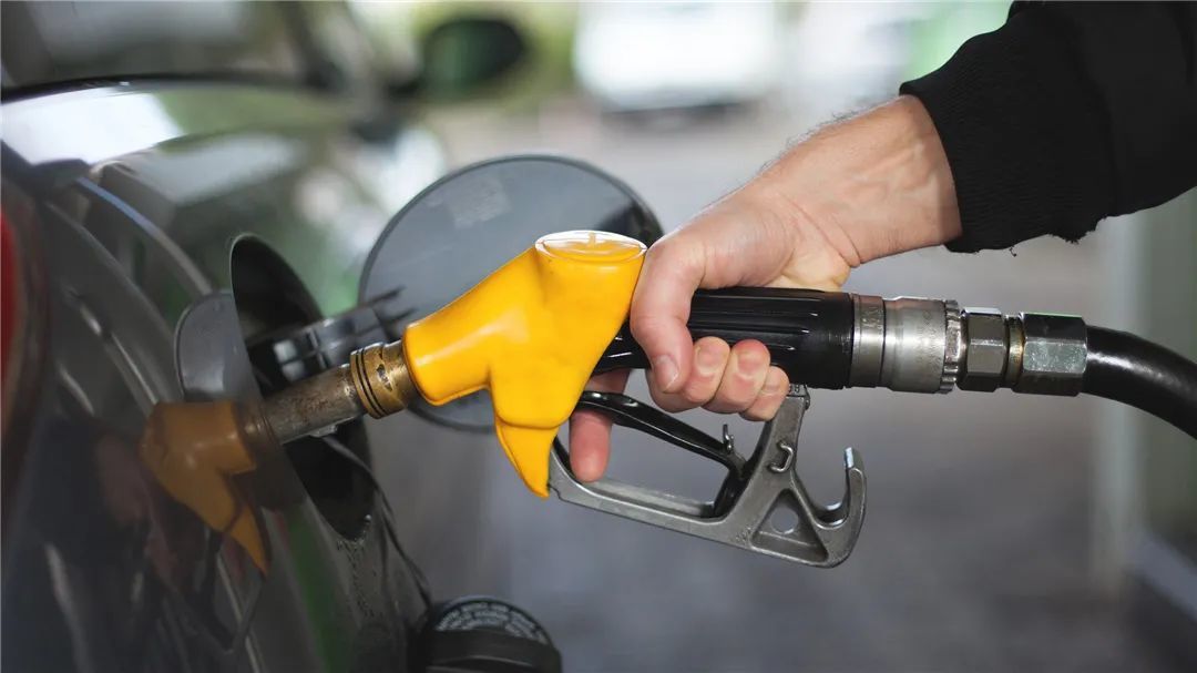 给钱包减减压，今晚12点油价下调，92号汽油预计回归“8元时代”（油价92号汽油降价）