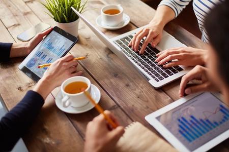 雅思暑假培训班哪家好？培训班应该怎么选？(新东方雅思培训价目表线上雅思课)