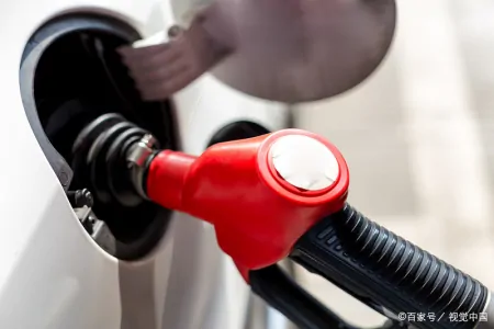 下班快去加油！今晚12点起，油价即将大涨了（今晚12点油价要涨了为什么还涨）