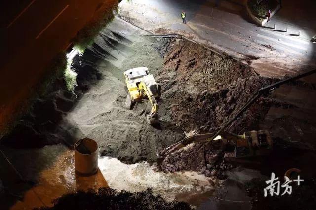 最新进展！突发地陷最深38米，父子等3人掉入，千人救援