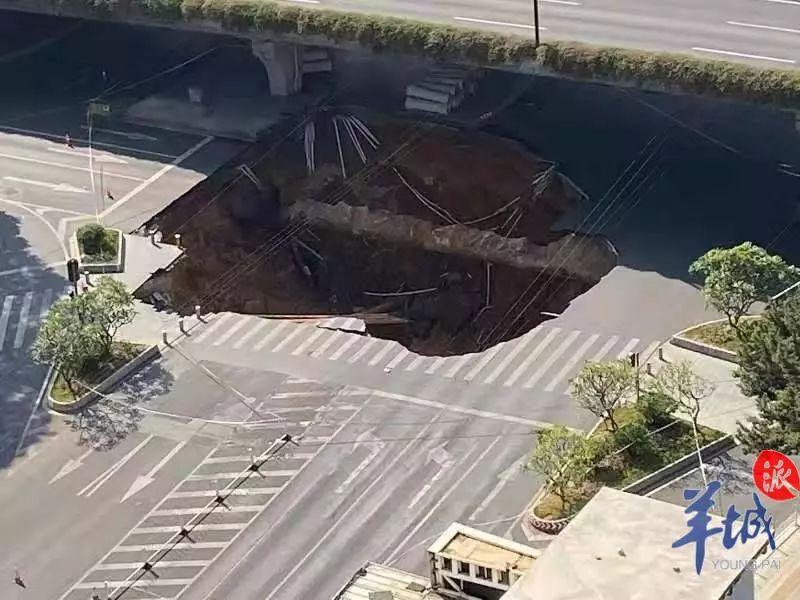 最新进展！突发地陷最深38米，父子等3人掉入，千人救援