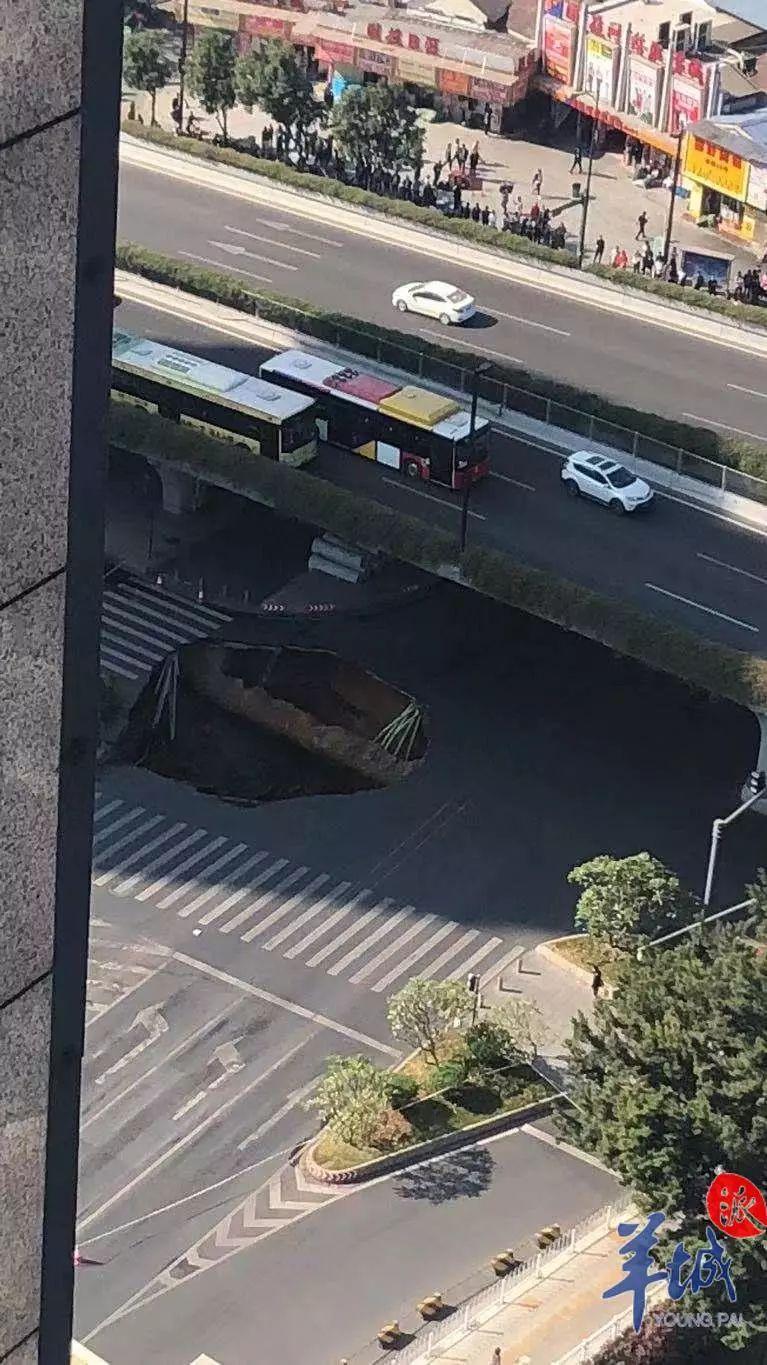 最新进展！突发地陷最深38米，父子等3人掉入，千人救援