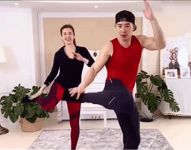 挣钱挣红眼的刘畊宏，终因他的野心被央视盯上，走上了“不归路”(刘畊宏一家)