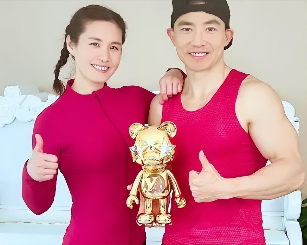 挣钱挣红眼的刘畊宏，终因他的野心被央视盯上，走上了“不归路”(刘畊宏一家)