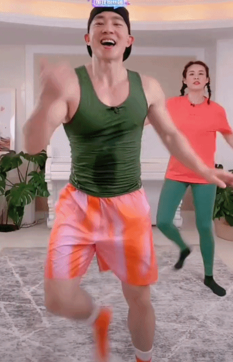 挣钱挣红眼的刘畊宏，终因他的野心被央视盯上，走上了“不归路”(刘畊宏一家)