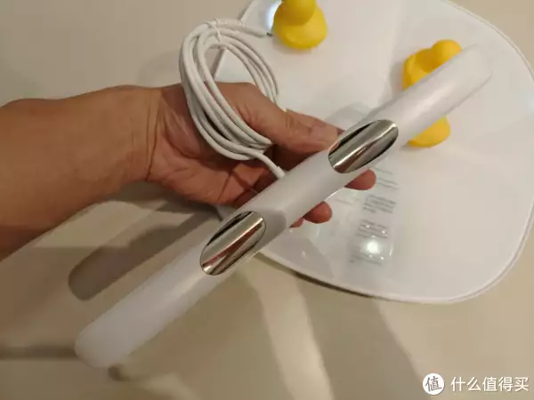 云康宝八电极体脂秤CS10A上手体验怎么样？1996年，17岁章子怡穿着白色肚兜的照片，脸上带着少女的娇憨(云康宝八电极的测评准确度)