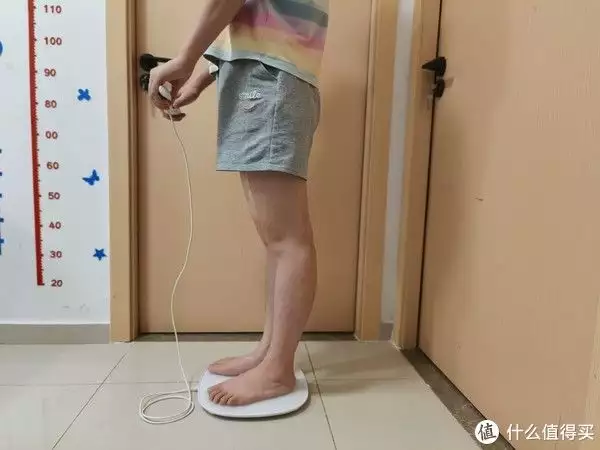 云康宝八电极体脂秤CS10A上手体验怎么样？1996年，17岁章子怡穿着白色肚兜的照片，脸上带着少女的娇憨(云康宝八电极的测评准确度)