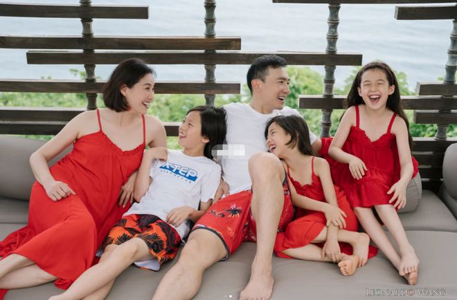 50岁刘畊宏全家福曝光，两女儿继承vivi美貌，大儿子好像爸爸(刘畊宏的儿子和女儿叫什么)