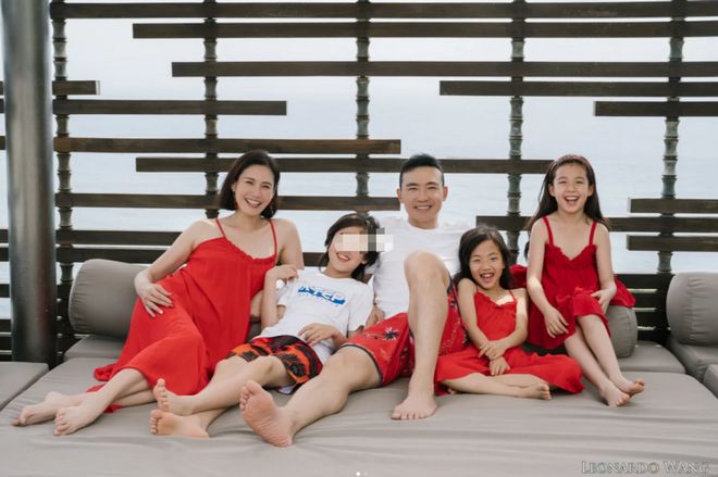 50岁刘畊宏全家福曝光，两女儿继承vivi美貌，大儿子好像爸爸(刘畊宏的儿子和女儿叫什么)