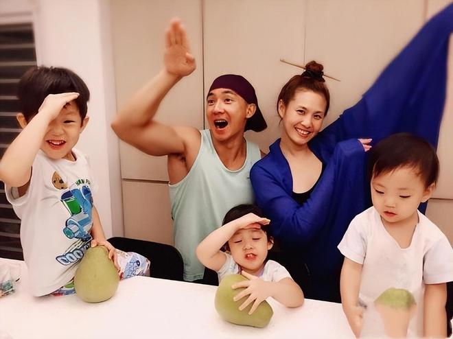 50岁刘畊宏全家福曝光，两女儿继承vivi美貌，大儿子好像爸爸(刘畊宏的儿子和女儿叫什么)