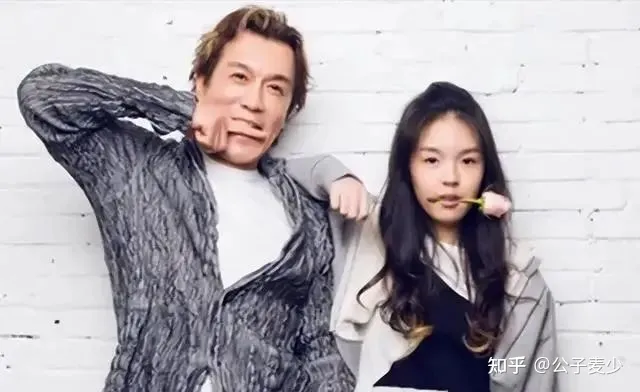 哈文带女儿美国过年！靠2亿遗产生活没再嫁，女儿戴五件珠宝太豪华（哈文现后续老公是谁）