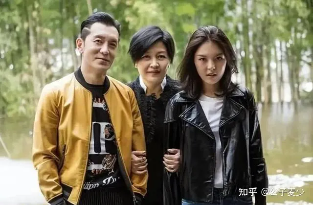 哈文带女儿美国过年！靠2亿遗产生活没再嫁，女儿戴五件珠宝太豪华（哈文现后续老公是谁）