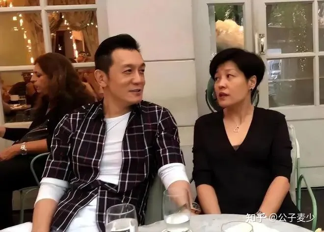 哈文带女儿美国过年！靠2亿遗产生活没再嫁，女儿戴五件珠宝太豪华（哈文现后续老公是谁）