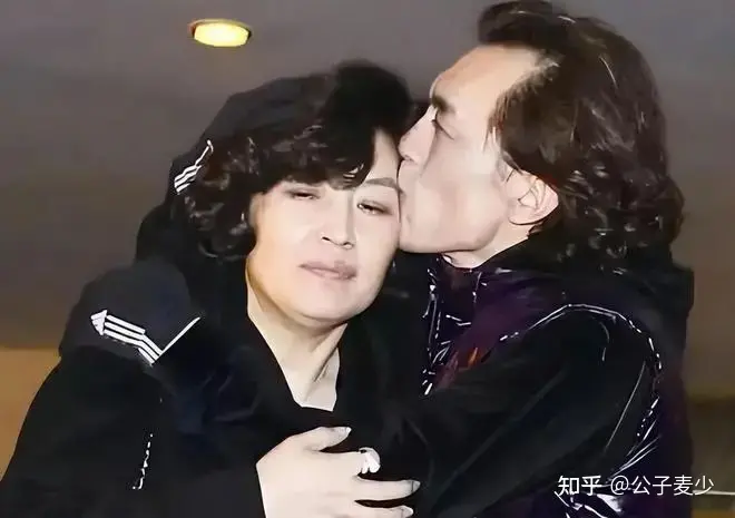 哈文带女儿美国过年！靠2亿遗产生活没再嫁，女儿戴五件珠宝太豪华（哈文现后续老公是谁）