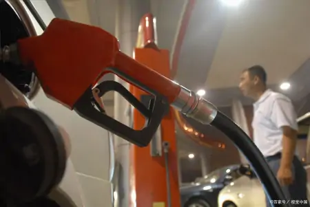 油价调整消息：今天3月31日，我国各地调整后92、95、98汽油价(3.31油价调整)