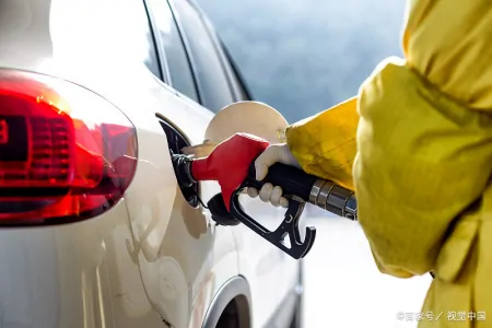 油价调整消息：今天3月31日，我国各地调整后92、95、98汽油价(3.31油价调整)